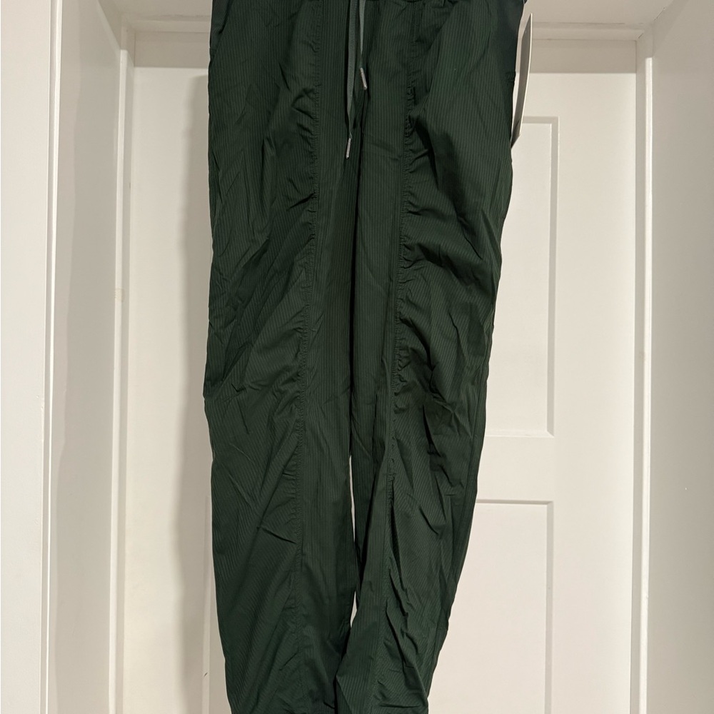 Lululemon dance studio mid-rise Jogger in green - Picture 3 of 3